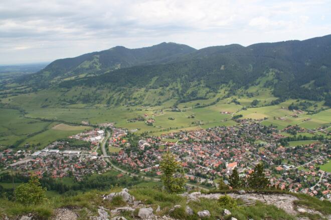 Herrliche Ausblicke hinunter auf Oberammergau und das Alpenvorland.