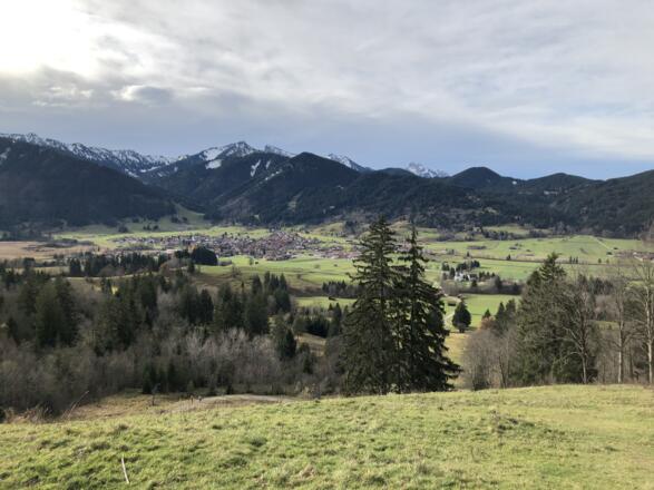 Blick über Unterammergau in die Ammergauer Alpen