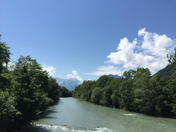 Auf der Loisachbrücke in Oberau