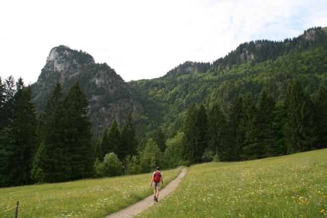 Auf dem Grottenweg den Kofel immer im Blickfeld.