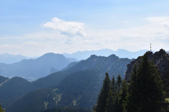 Am Grat zum Gipfel angekommen sieht man das unbekannte Gipfelkreuz in Richtung Osten