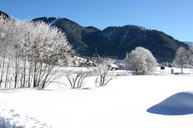 Winterwanderung Sonnenweg - Blick auf das Kloster Ettal