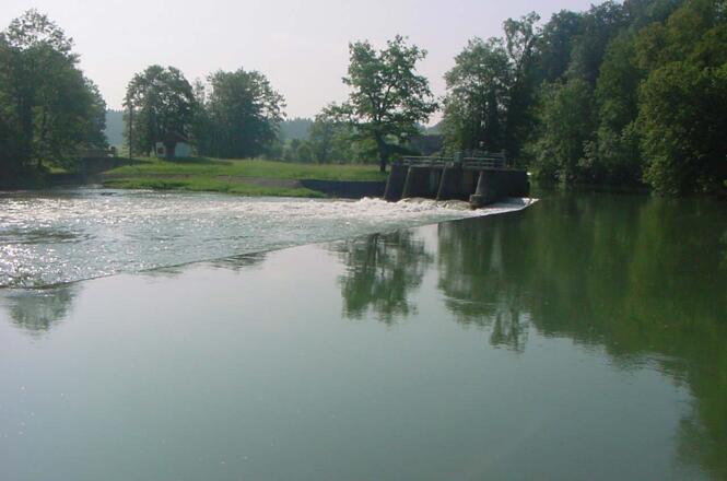 Am Gasthaus zur Mühle wird die Loisach gestaut. 