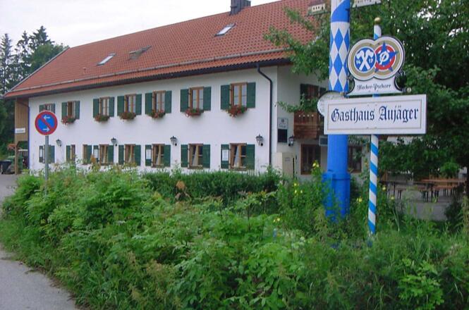 In Puppling beim &quot;Aujäger&quot; treffen sich Wanderer, Radfahrer und Bootsfahrer.