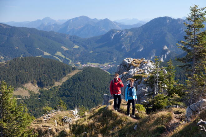 Bergtour Teufelstättkopf - kurz vor dem Gipfel, im Hintergrund Oberammergau, Laber und Aufacker