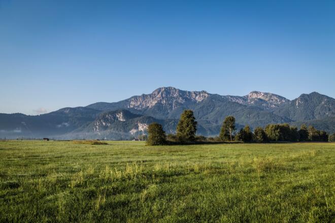 Zwischen Schlehdorf und Großweil mit Blick auf Jochberg, Herzogstand und Heimgarten