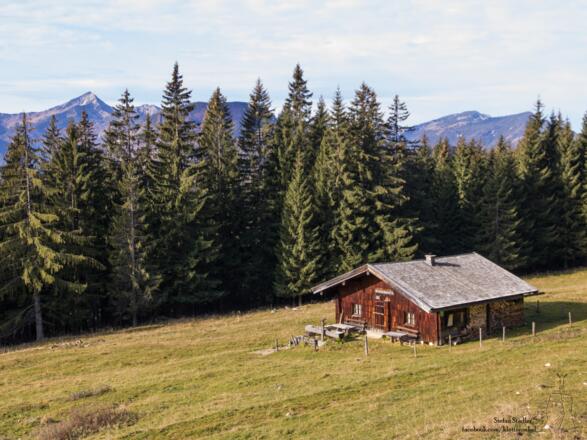 Untere Schlegel-Alm mit Sonntagshorn und Rauschberg im Hintergrund