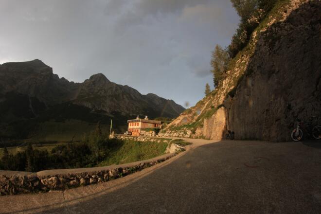 Winterraum Karwendelhaus bei Sonnenuntergang