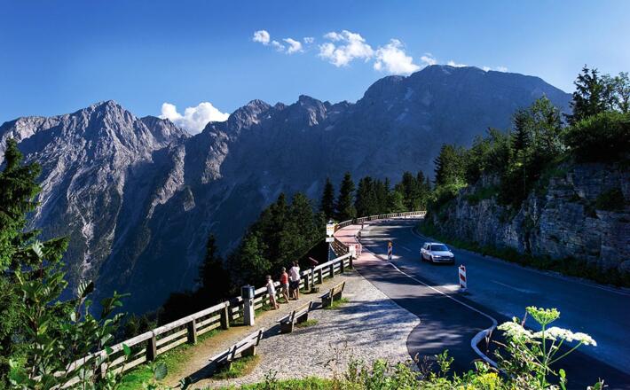 Die Rossfeld-Panoramastraße vor dem mächtigen Göll-Massiv