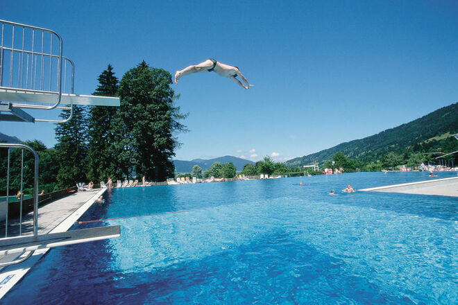 Sprungbereich Sportbecken außen