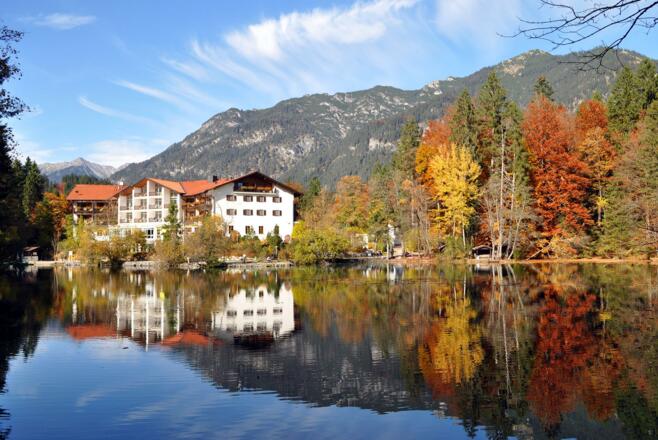 Das Hotel am Badersee im Herbst