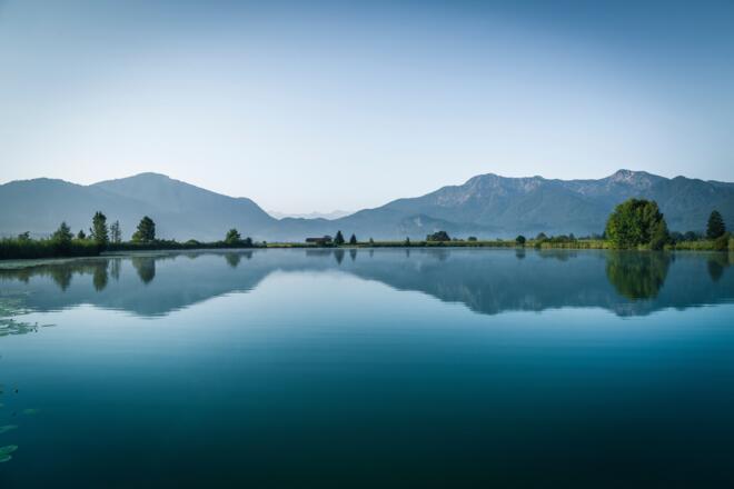 Eichsee zwischen Schlehdorf und Großweil mit Blick auf Jochberg, Herzogstand und Heimgarten