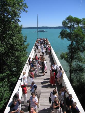 Der Steg des Buchheim Museums am Starnberger See