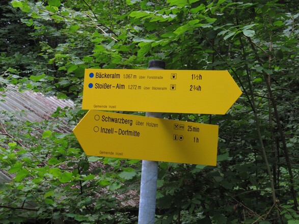 Erster Wegweiser bei der Auffahrt