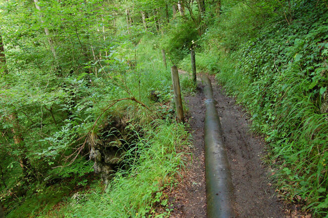 Am Weg zurück nach Inzell treffen wir historische Wasserleitungen