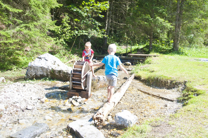 Wasserspiele auf dem Erlebnisspielplatz in Inzell