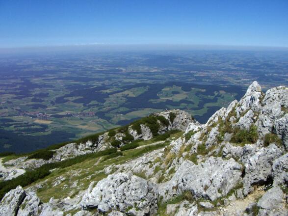 Wir schauen vom Gipfel weit in die Ebene. 