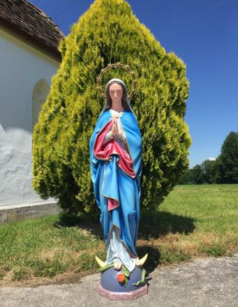 Die über 1 Meter große Marienstatue an der  Wiesbacher Kapelle 
