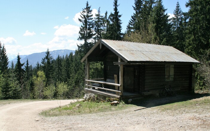 vorbei am Unterstand Hubertushütte
