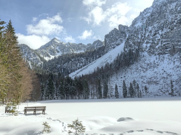 Zeit zum Genießen: der Ausblick auf die schneebedeckten Gipfel der Berge rund um Inzell