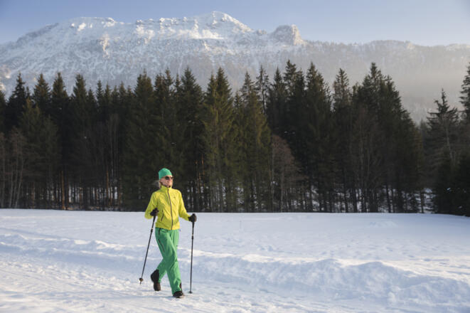 Winterwandern vor schneeweißer Kulisse