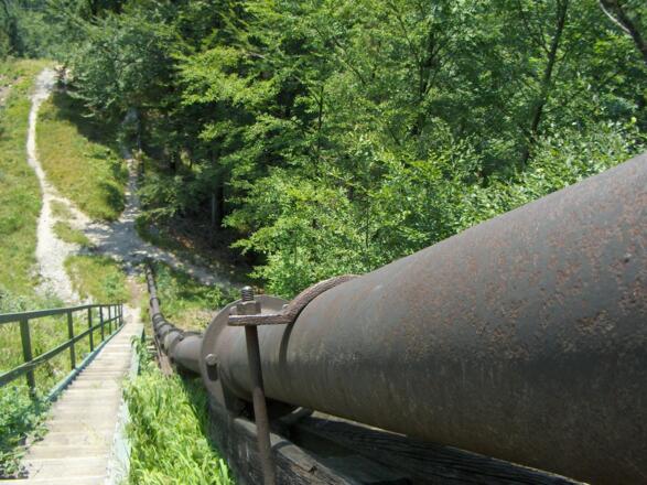 Himmelsleiter und Pipeline am Fuß des Hochbehälters