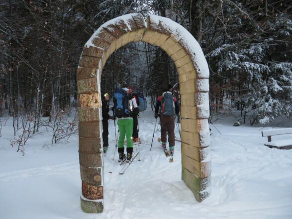 Bei diesem Tor am Waldrand gehts los!