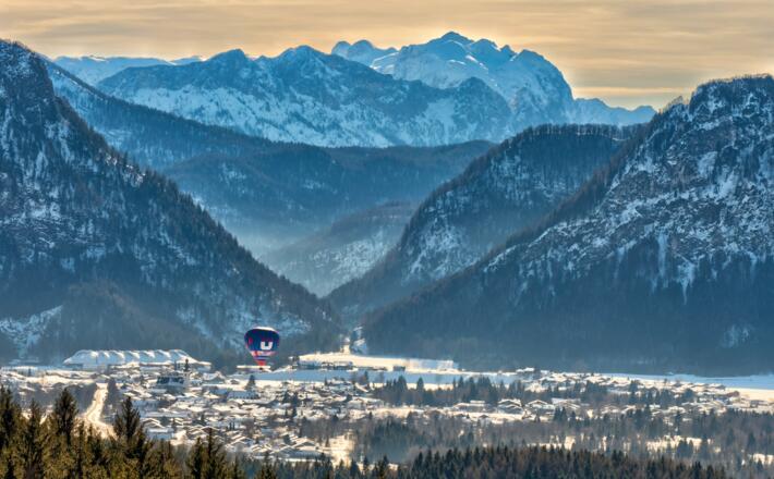 Blick auf das verschneite Inzell im Chiemgau