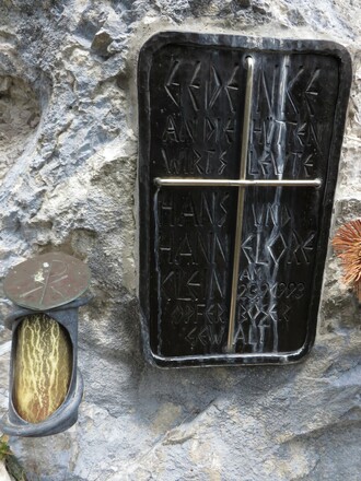 Gedenktafel am Wandbuch