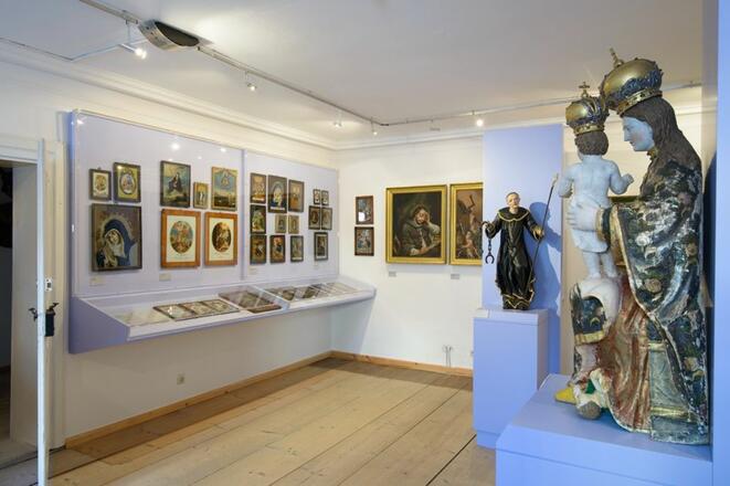 Ausstellungraum mit religiösen Darstellungen im Museum im Bierlinghaus