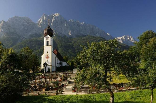 Kirche mit Zugspitze