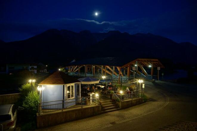 Terassenansicht bei Nacht