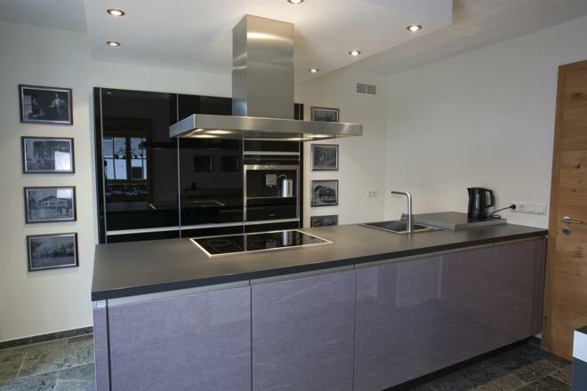 Ein Kaffeevollautomat  zaubert Kaffeespezialitäten