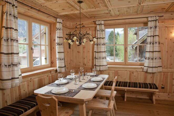 Urgemütlich ist die Bauernstube in org. Zirbenholz