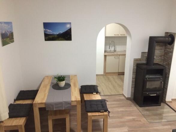 Wohnzimmer / Essbereich mit Holzofen