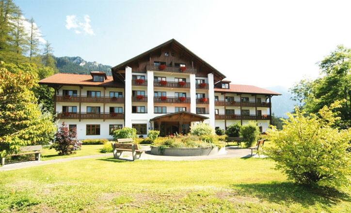 haus vorderansicht mit bank