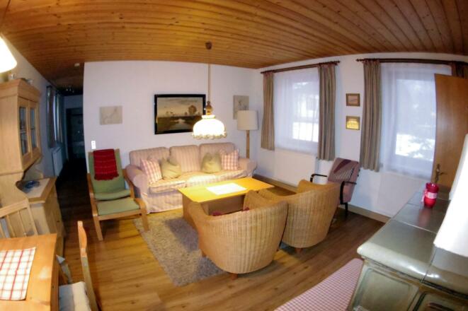 Blick ins Wohnzimmer von der Küche