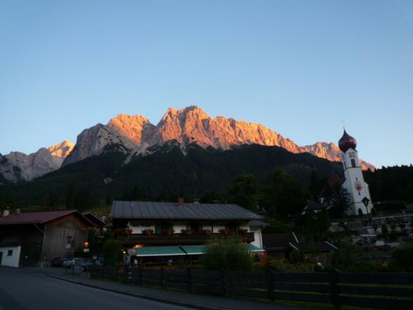 Abendstimmung vor dem Haus
