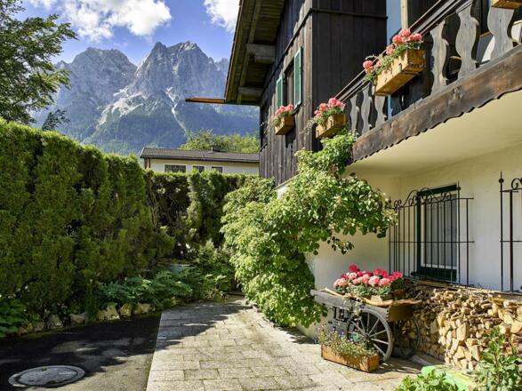 Haus mit Blick zum Waxenstein