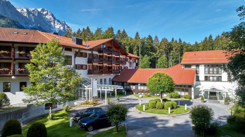 Hotel am Badersee im Sommer
