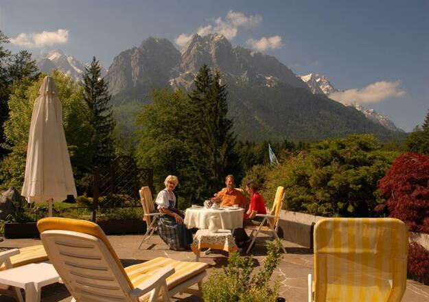 Südterasse,  Mutter Magdalena mit Gästen