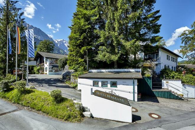 Hotel und Berglandvilla mit Auffahrt