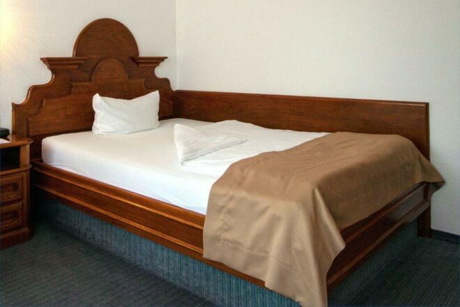 alpenhof-grainau-einzelzimmer-bettansicht-1030x687