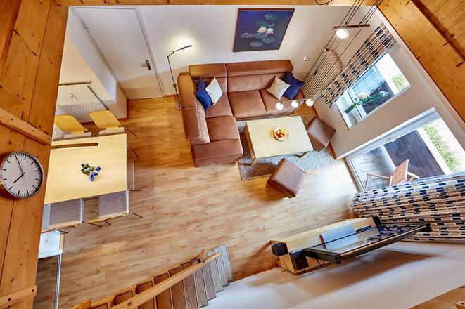 Blick von der Empore auf Wohn- und Essbereich