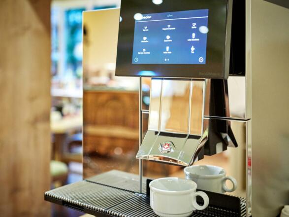 Kaffeemaschine im Frühstückraum