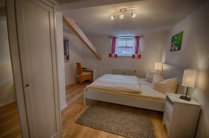 4Bettzimmer-Schlafbereich-HotelFux