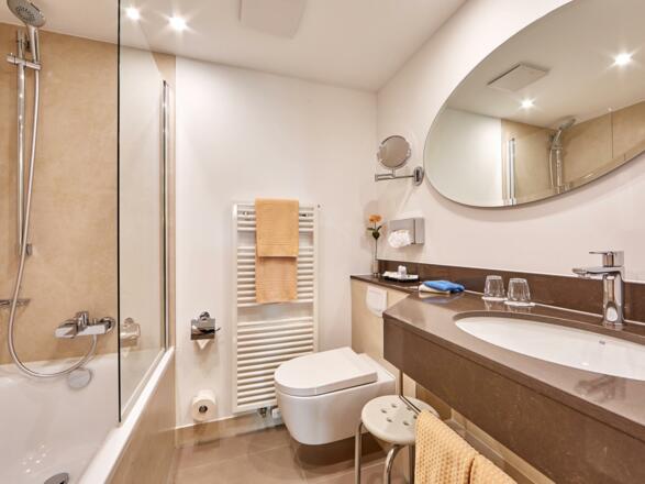 Badezimmer mit Badewanne