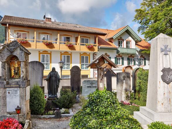 Hotelansicht vom Friedhof aus