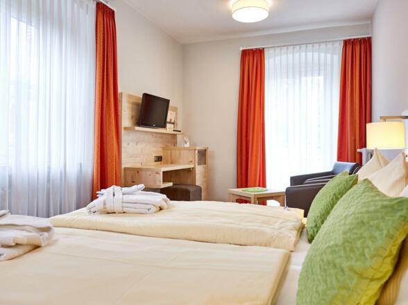 TV und Schreibtisch Superior Alpin
