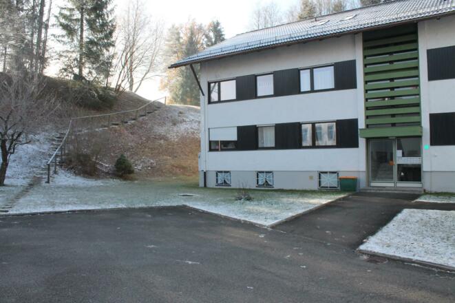 Hausansicht mit Fußweg zum Campingplatz